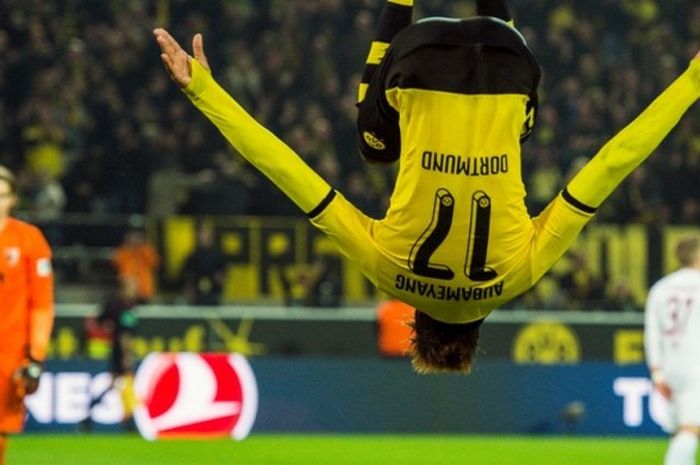 Aksi perayaan gol striker Dortmund, Pierre-Emerick Aubameyang, usia menjebol gawang Augsburg di Bundesliga, 25 Oktober 2015.