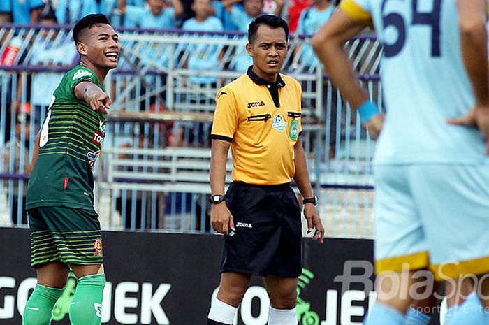 Gelandang PS TNI, Ahmad Nufiandani, mengatur rekan-rekannya saat akan melakukan tendangan bebas dalam laga pekan ke-26 Liga 1 melawan Persela Lamongan di Stadion Surajaya Lamongan, Jawa Timur, Kamis (22/09/2017) sore.