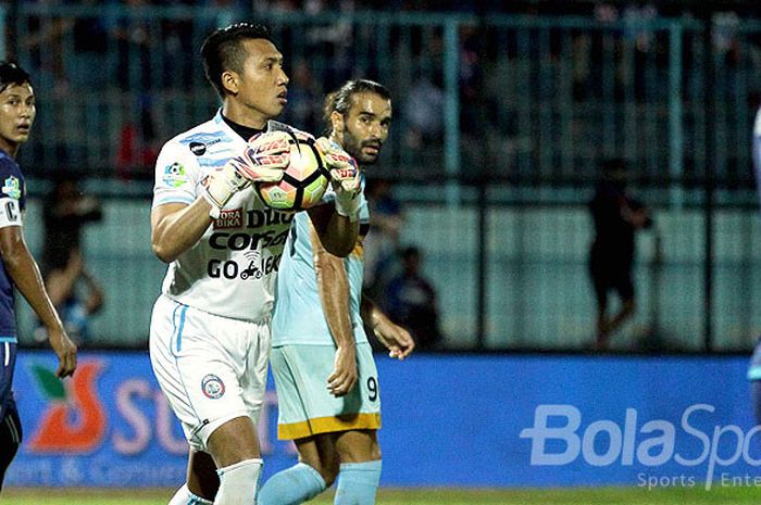 Aksi kiper Arema FC, Dwi Kuswanto, saat tampil melawan Persela Lamongan dalam laga pekan ke-24 Liga 1 di Stadion Kanjuruhan Malang, Jawa Timur, Sabtu (16/09/2017) malam.