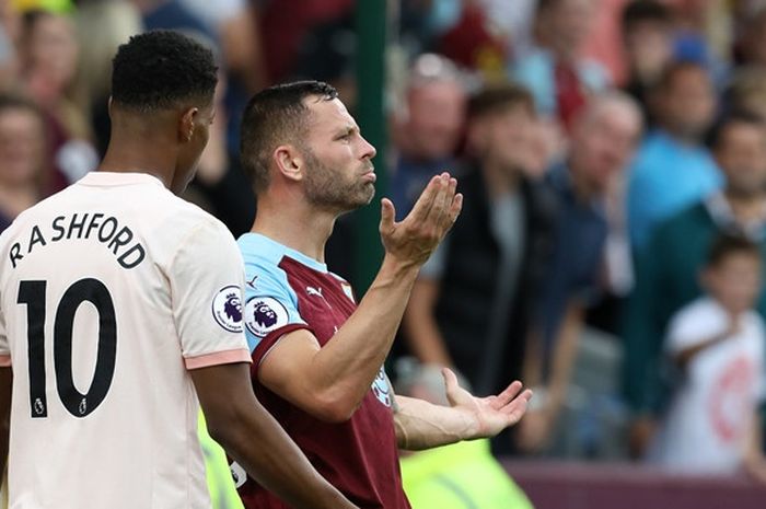 Penyerang Manchester United, Marcus Rashford (kiri), bersitegang dengan bek Burnley, Phil Bardsley, dalam laga Liga Inggris di Stadion Turf Moor, Burnley pada 2 September 2018.