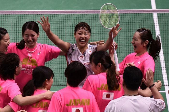 Tim Uber Jepang melakukan selebrasi setelah pebulu tangkis tunggal putri Nozomi Okuhara memastikan Jepang sebagai juara Piala Uber 2018 seusai menumbangkan Thailand 3-0 pada final yang berlangsung di Impact Arena, Bangkok, Thailand, Sabtu (26/5/2018).