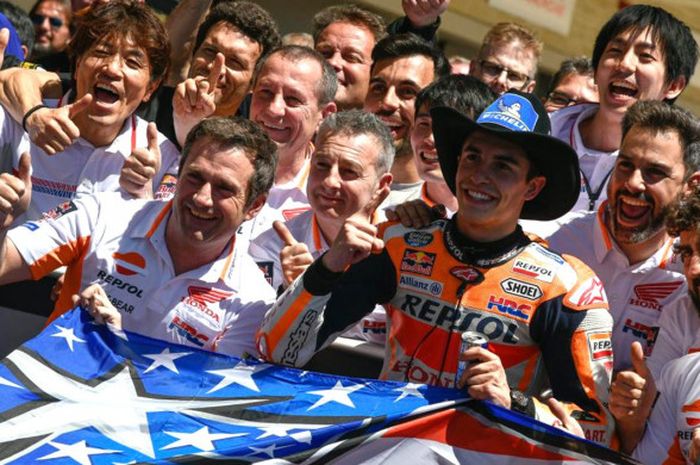 Perayaan kemenangan MotoGP Americas 2018 Marc Marquez bersama tim Repsol Honda di Circuit of the Americas, Minggu (22/4/2018) waktu setempat.