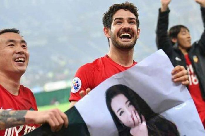 Pemain Tianjin Quanjian, Alexandre Pato (kiri) bersama rekan setimnya memegang poster yang berisi foto dirinya bersama artis China, Dilraba Dilmurat, yang diberikan fans, setelah menang 4-1 atas Jeonbuk Motors di Liga Champions Asia, Rabu (14/3/2018)