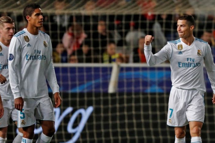 Megabintang Real Madrid, Cristiano Ronaldo (kanan), merayakan gol yang dia cetak ke gawang APOEL FC dalam laga Grup H Liga Champions di Stadion GSP, Nicosia, Siprus, pada 21 November 2017.