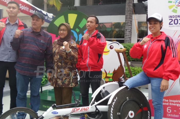 Ketua National Paralympic Committee DKI Jakarta, Welly Ferdinandus (kedua dari kiri) dan Deputi 3 Games Support Inapgoc, Adiati Nurdin (tengah), berpose bersama atlet NPC, Dylan Abraham, Kusnanto, serta Maria Goreti Samiyati dalam acara sosialisasi Asian Para Games 2018 di Cilandak Town Square, Jakarta, pada 22 Desember 2017.