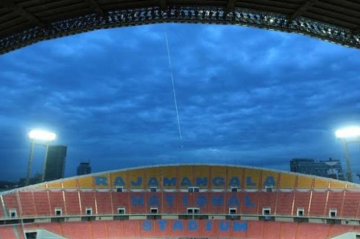 Langit yang cerah di atas Stadion Rajamangala, Bangkok, saat timnas Indonesia melakoni uji lapangan,  Jumat (16/12/2016) petang. 