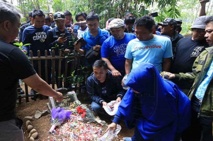 Sejumlah anggota Viking Persib Club (VPC) berziarah ke makam pendiri, Ayi Beutik.