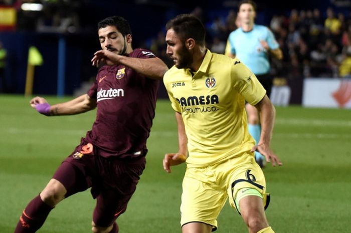 Striker FC Barcelona, Luis Suarez (kiri), berduel dengan bek Villarreal, Victor Ruiz, dalam laga Liga Spanyol di Stadion Ceramica, Villarreal, pada 10 Desember 2017.