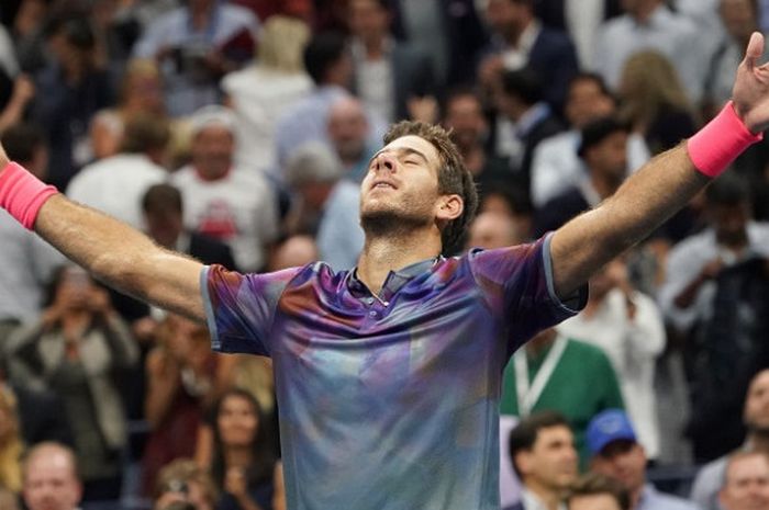 Petenis tunggal putra Argentina, Juan Martin Del Potro, melakukan selebrasi setelah mengalahkan Roger Federer (Swiss) dengan skor 7-5, 3-6, 7-5 (10), 6-4 pada laga perempat final yang berlangsung di Arthur Ashe Stadium, USTA Billie Jean King National Tennis Center, New York, Kamis (7/9/2017).