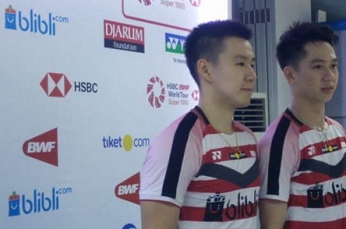  Pasangan ganda putra Indonesia, Marcus Fernaldi Gideon/Kevin Sanjaya Sukamuljo, berpose setelah menjalani laga babak pertama Indonesia Open 201 di Istora Senayan, Jakarta, Rabu (4/7/2018). 