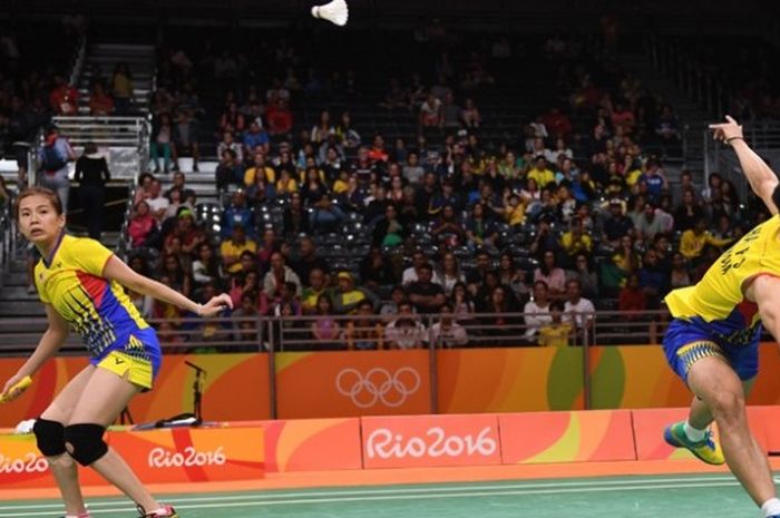 Ganda campuran Malaysia, Chan Peng Soon (kanan) dan Goh Liu Ying, ketika mengembalikan bola pemain Thailand Bodin Isara/Savitree Amitrapai pada pertandingan penyisihan Grup C Olimpiade Rio di Stadion Riocentro, Rio de Janeiro, Kamis (11/8/2016).