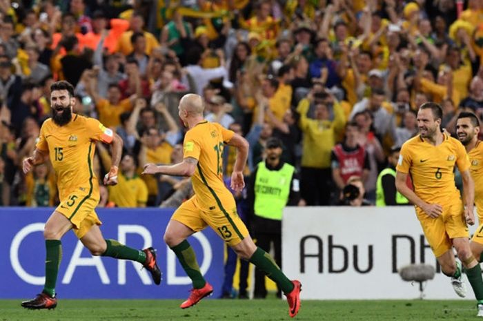 Gelandang Australia, Mile Jedinak (kiri), merayakan gol yang dia cetak ke gawang Honduras dalam laga play off interkontinental Kualifikasi Piala Dunia 2018 di Stadion Australia, Sydney, pada 15 November 2017.