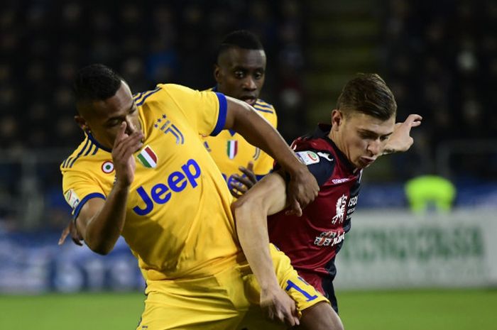 Gelandang Cagliari, Niccolo Barella (kanan), berduel dengan pemain Juventus, Alex Sandro, dalam laga Liga Italia di Stadion Sardegna Arena, Cagliari, 6 Januari 2018.