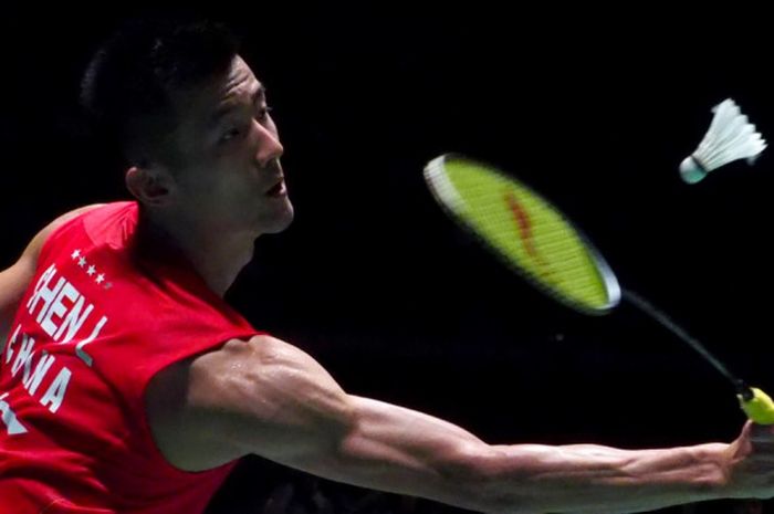 Pebulu tangkis tunggal putra China, Chen Long, mengembalikan kok ke arah Khosit Phetradab (Thailand) pada babak perempat final Japan Open yang berlangsung di Musashino Forest Sport Plaza, Tokyo, Jumat (14/9/2018).