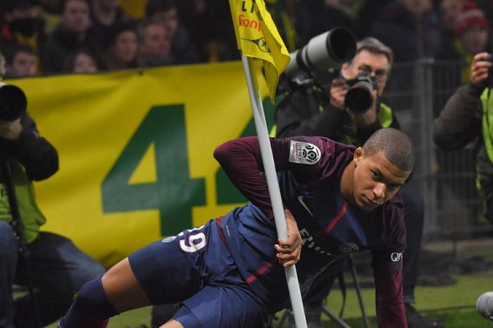 Ekspresi pemain Paris Saint-Germain, Kylian Mbappe, dalam laga Liga Prancis kontra Nantes di Stadion La Beaujoire, Nantes, pada 14 Januari 2018.