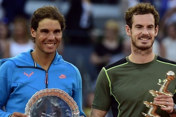   Petenis Spanyol, Rafael Nadal (kiri), dan petenis Inggris Raya, Andy Murray, berpose di atas podiu