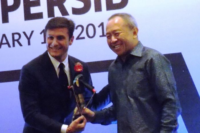 Legenda Inter Milan, Javier Zanetti, berfoto bersama bos Persib Bandung,Glenn T.Sugita, di sela-sela acara Gala Dinner Akademi Persib di Hotel Sheraton,Bandung,Selasa (13/2/2018).