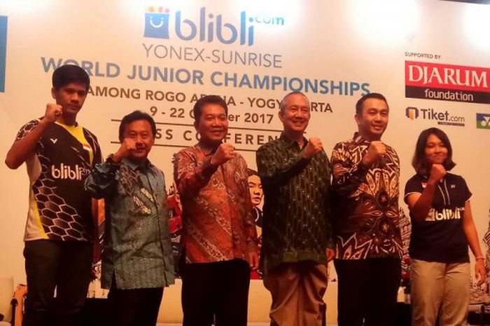 Sekretaris Jenderal PP PBSI Achmad Budiharto (ketiga dari kiri) berpose dengan para narasumber pada konferensi pers Kejuaraan Dunia Junior BWF 2017 di Bali Room Hotel Kempinski, Jakarta, Rabu (13/9/2017).