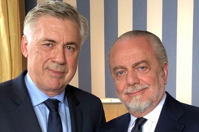 Pelatih baru Napoli, Carlo Ancelotti (kiri), berpose bersama pemilik klub, Aurelio De Laurentiis, setelah menyetujui kontrak berdurasi tiga tahun menangani Il Partenopei.