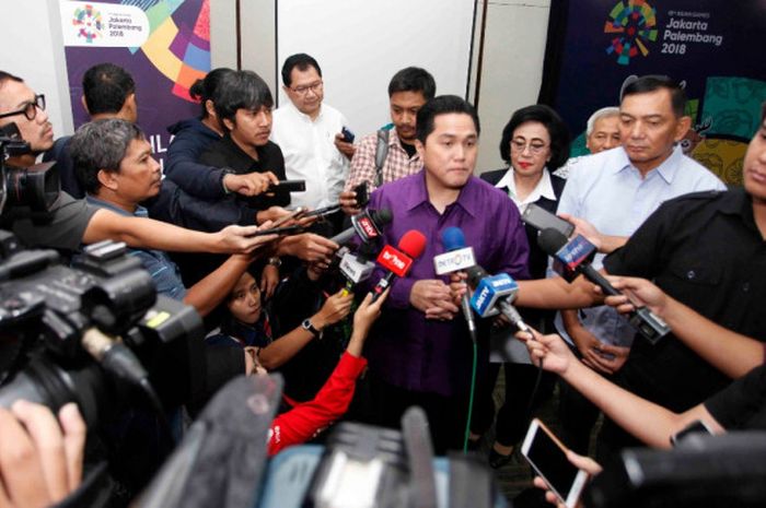 Ketua Umum Inasgoc Erick Thohir menjawab pertanyaan dari para awak media seusai acara pembukaan pendaftaraan volunteer dan peluncuran seragam volunteer Asian Games 2018 di Senayan, Jakarta, Kamis (18/1/2018).