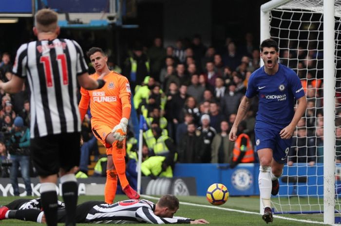 Striker Chelsea, Alvaro Morata, merayakan gol yang dia cetak ke gawang Newcastle United dalam laga Liga Inggris di Stadion Stamford Bridge, London, pada 2 Desember 2017.