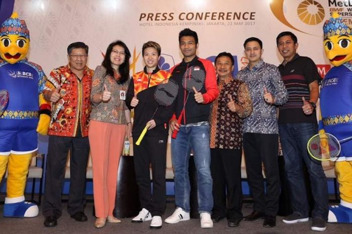 Pebulu tangkis Indonesia, Liliyana Natsir (tiga dari kiri), berpose dengan nara sumber lain pada konferensi pers BCA Indonesia Open 2017 di Hotel Indonesia, Senin (22/7/2017).