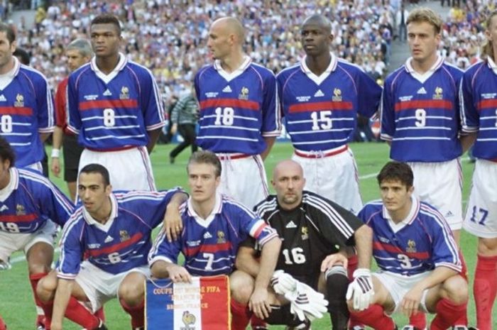    Skuat Prancis berbaris jelang laga final Piala Dunia 1998 antara Brasil dan Prancis di Stadion Stade de France, St Denis, Prancis, pada 12 Juli 1998.   