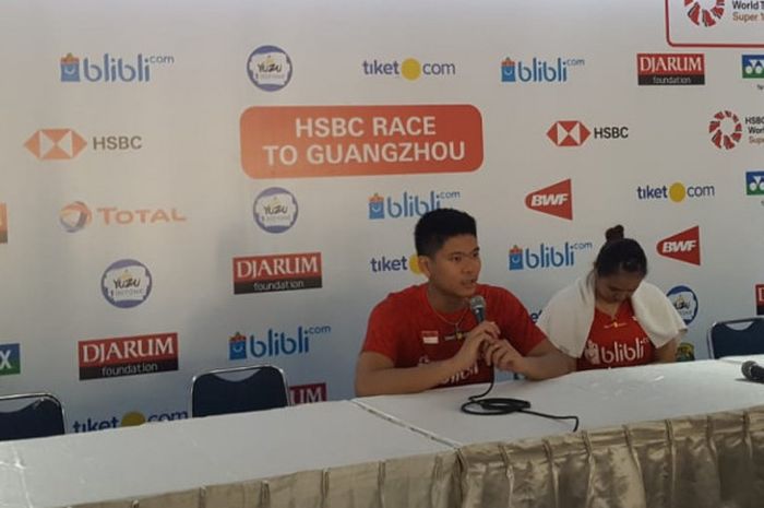 Pebulu tangkis ganda campuran Indonesia, Praveen Jordan/Melati Daeva Okavianti, usai kalah di babak pertama Indonesia Open 2018 dari pasangan ganda campuran asal Hong Kong, Lee Chun Hei Reginald/Chau Hoi Wah, Selasa, (3/7/2018).