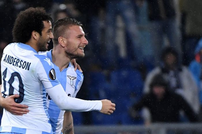 Striker Lazio, Ciro Immobile (kanan), merayakan golnya bersama Felipe Anderson, dalam laga leg kedua babak 32 besar Liga Europa kontra Steaua Bucuresti di Stadion Olimpico, Roma, Italia, pada 22 Februari 2018.