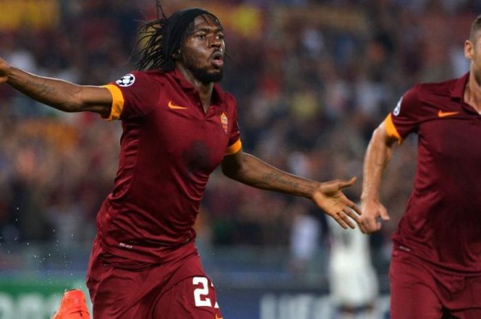 Gervinho (kiri) merayakan golnya untuk AS Roma bersama Francesco Totti ke gawang CSKA Moskva dalam partai Liga Champions di Stadion Olimpico, Roma, 17 September 2014.