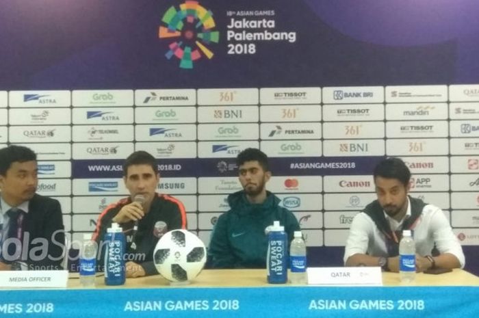 Pelatih timnas U-23 Qatar Melgosa Unai saat memberikan keterangan pers setelah laga kontra timnas U-23 Thailand di Stadion Pakansari, Kabupaten, Bogor, Selasa (14/8/2018).