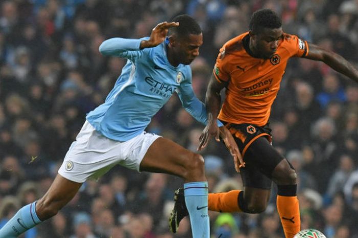 Pemain Manchester City, Tosin Adarabioyo (kiri), dalam duel melawan Wolverhampton di Etihad Stadium pada 24 Oktober 2017