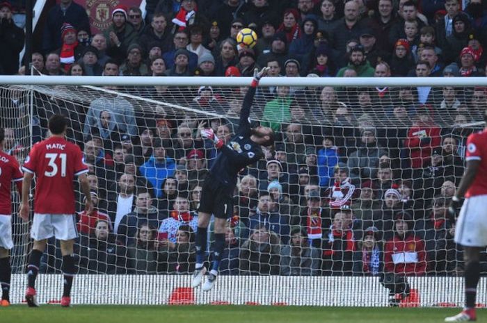 Kiper Manchester United, David de Gea, melakukan penyelamatan pada laga kontra Chelsea di Stadion Old Trafford, Minggu (25/2/2018).