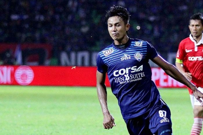 Bek kiri Arema, Johan Ahmad Alfarizie, menggiring bola saat melawan Persija dalam laga pekan ke-24 Torabika Soccer Championship 2016 di Stadion Gajayana Malang, Jawa Timur (18/10/2016).