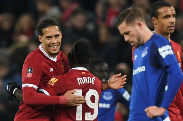 Bek Liverpool FC, Virgil van Dijk (kiri), memeluk Sadio Mane seusai laga ronde ketiga Piala FA kontra Everton di Stadion Anfield, Liverpool, Inggris, pada 5 Januari 2018.