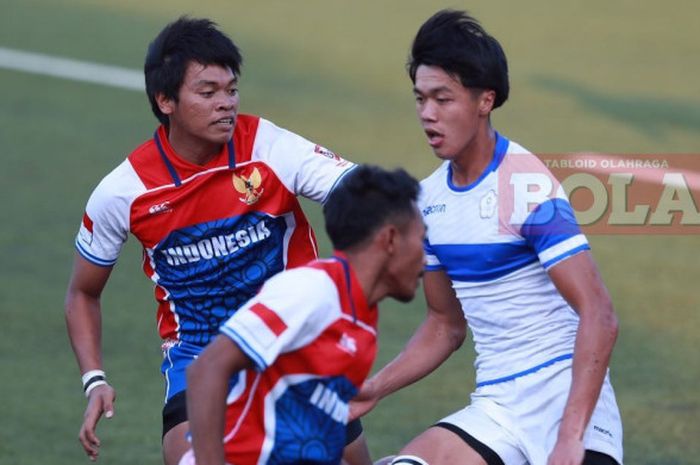 Momen laga rugby 7's Asian Games 2018 antara timnas Indonesia (seragam merah) kontra Taiwan (putih-biru) di  Lapangan Rugby Gelora Bung Karno, Kamis (30/8/2018).