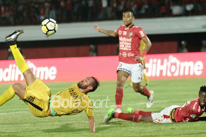 Penyerang Bhayangkara FC, Elio Martins, menjebol gawang Bali United lewat tendangan salto dalam pertandingan Liga 1 2018 di Stadion Kapten I Wayan Dipta, Gianyar, Bali, Sabtu (21/7/2018).