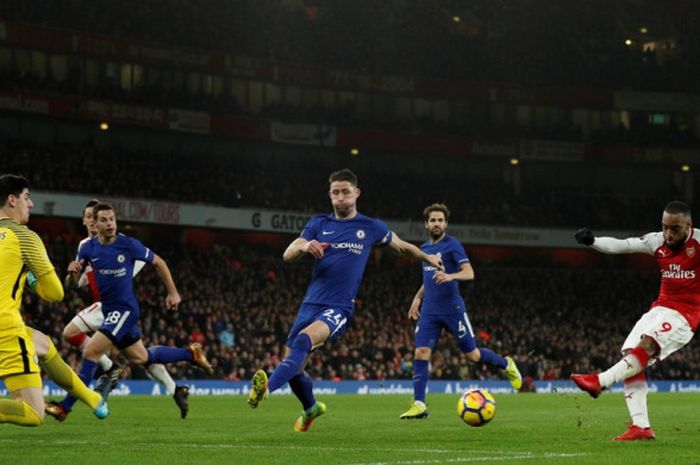 Kiper Chelsea, Thibaut Courtois (kiri), menahan tembakan striker Arsenal, Alexandre Lacazette, dalam laga Liga Inggris di Stadion Emirates, London, pada 3 Januari 2017.