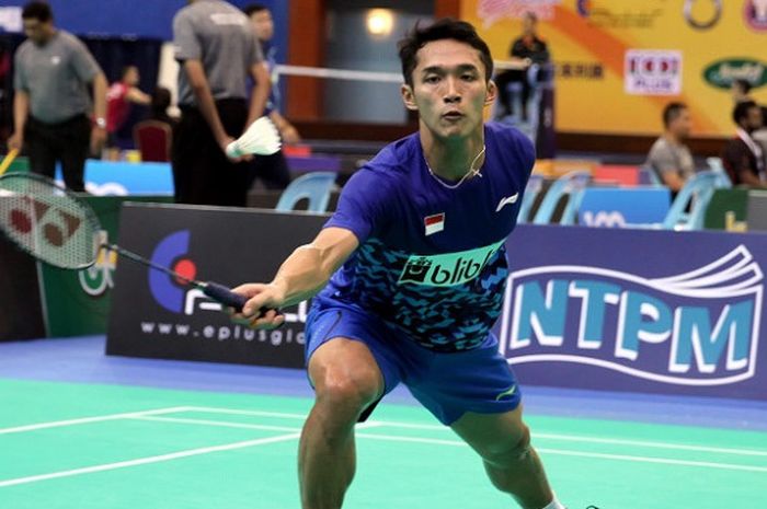 Pebulu tangkis tunggal putra Indonesia, Jonatan Christie, mengembalikan kok ke arah Kidambi Srikanth, 21-17, 21-17 pada laga terakhir penyisihan Grup D melawan India pada Kejuaraan Beregu Asia 2018 di Stadium Sultan Abdul Halim, Kamis (8/2/2018).