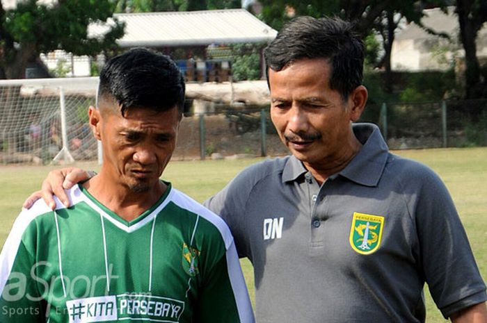 Pelatih Persebaya Djadjang Nurdjaman (kanan) usai memberi materi latihan timnya di lapangan Persebaya.