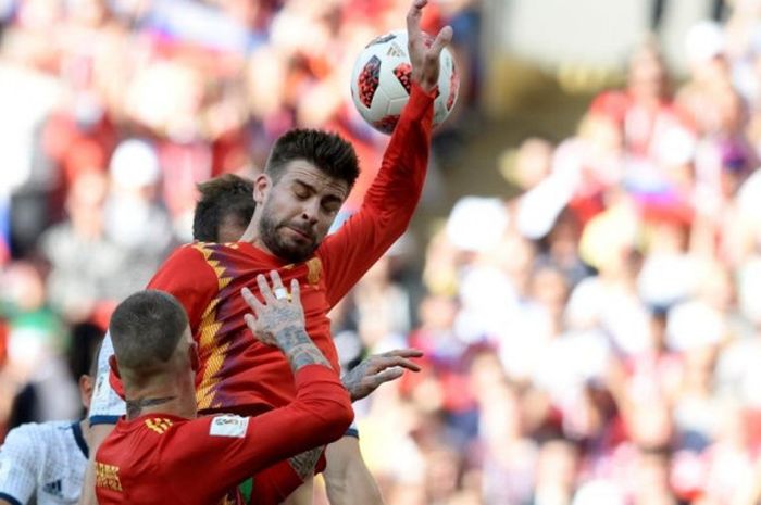 Bek Spanyol, Gerard Pique, melakukan handsball yang berujung tendangan penalti buat Rusia dalam partai babak 16 besar Piala Dunia 2018 di Stadion Luzhniki, Moskow, 1 Juli 2018.