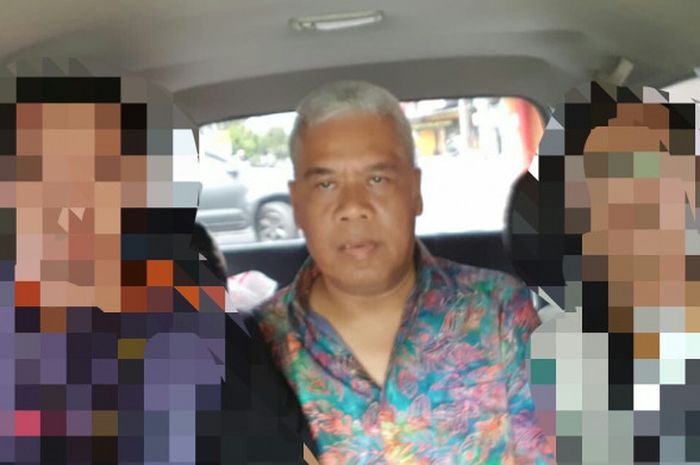 Dwi Irianto alias Mbah Putih saat ditangkap tim Satgas Antimafia Bola di Yogyakarta, Jumat (28/12/2018).