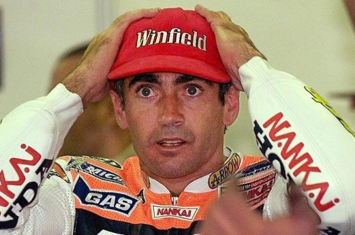 Pemilik lima gelar juara dunia 500cc asal Autralia, Michael Doohan, memasang topi setelah sesi kuaifikasi GP Jepang di Sirkuit Twin Ring Motegi, 23 April 1999.