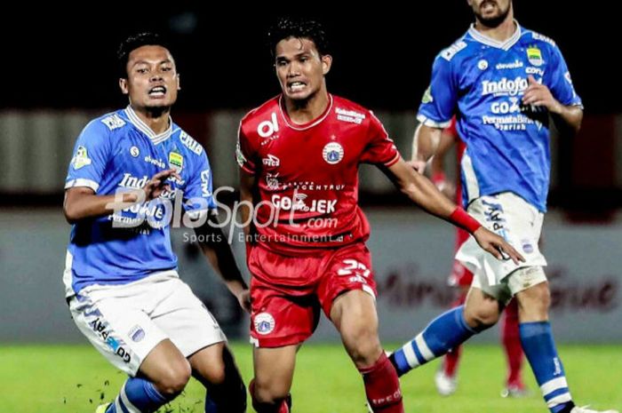   Duel gelandang Persib Bandung dan Persija Jakarta antara Dedi Kusnandar dan Sandi Darman Sute, di 