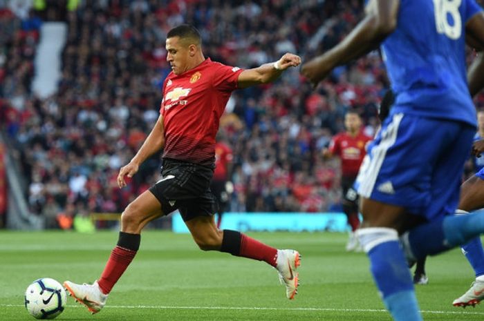 Penyerang Manchester United, Alexis Sanchez (kiri), melepaskan sepakan dalam laga Liga Inggris kontra Leicester City di Stadion Old Trafford, Manchester pada 10 Agustus 2018.