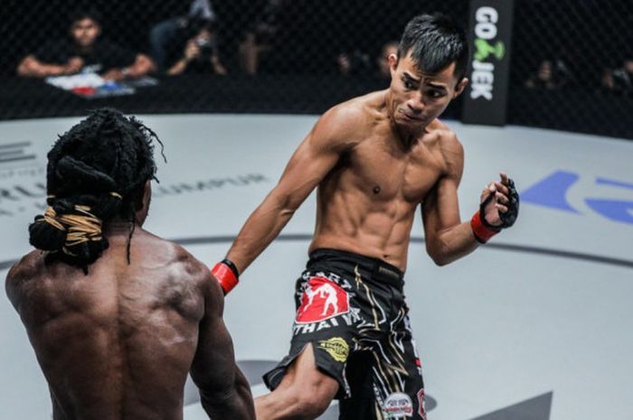 Stefer Rahardian saat melepaskan tendangan ke arah lawannya dalam laga ONE Championship.