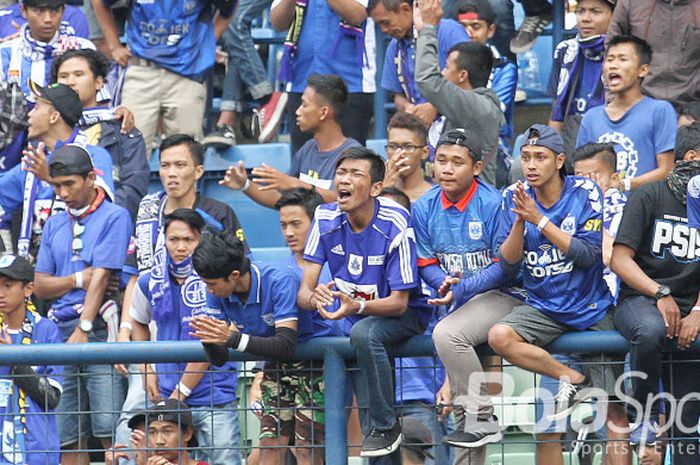 Para suporter PSIS Semarang saat menyaksikan laga lawan Martapura FC, Selasa (28/11/2017)