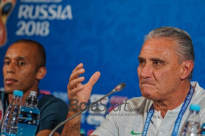 Pelatih timnas Brasil, Tite (kanan), dan bek Joao Miranda dalam jumpa pers menjelang duel babak perempat final Piala Dunia 2018 kontra Belgia di Kazan Arena, 5 Juli 2018.