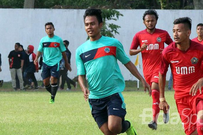 Para pemain UMM bertanding di laga puncak Torabika Campus Cup.