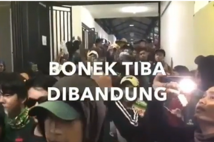 Bonek disambut Bobotoh saat tiba di Bandung